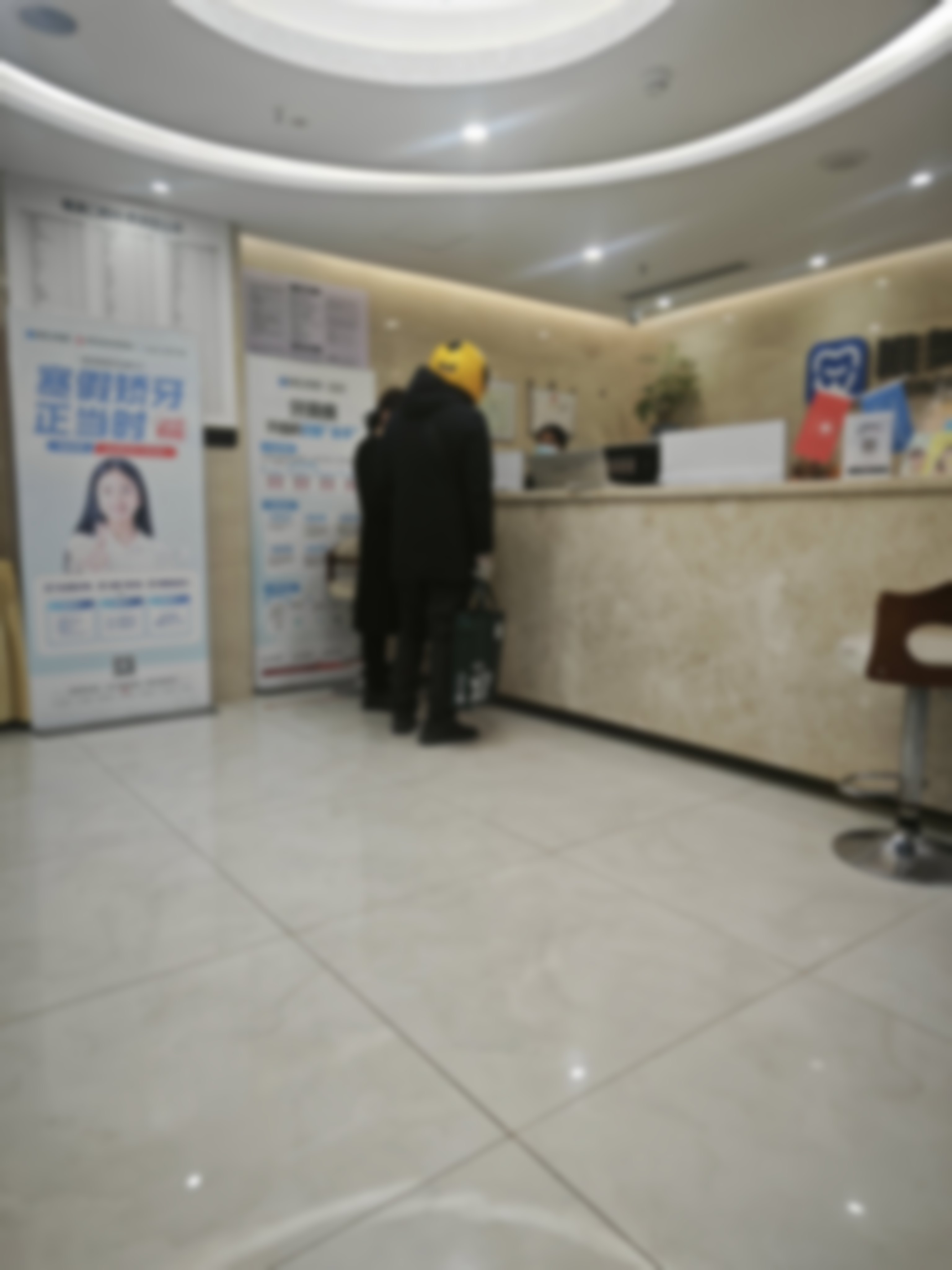 在郑州唯美口腔经三路总院，王海彦医生用瓷贴面美学修复，解决我前牙缺损变色问题 